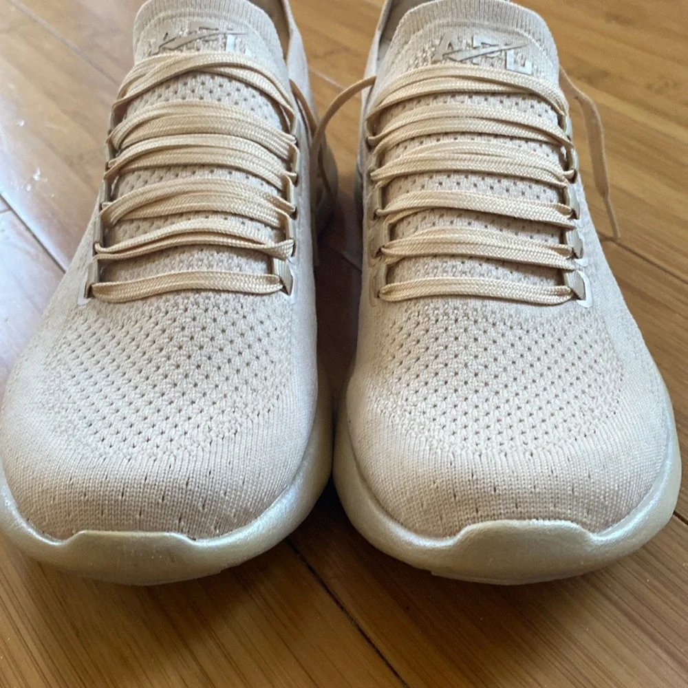Beautiful APL ladies sneaker EUC